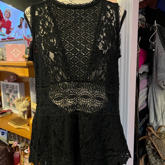 Knox Rose Lace Peplum Top - Picture 5 of 9